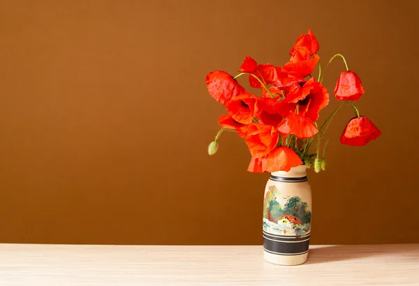 Fiore di papavero in vaso di ceramica — Foto Stock