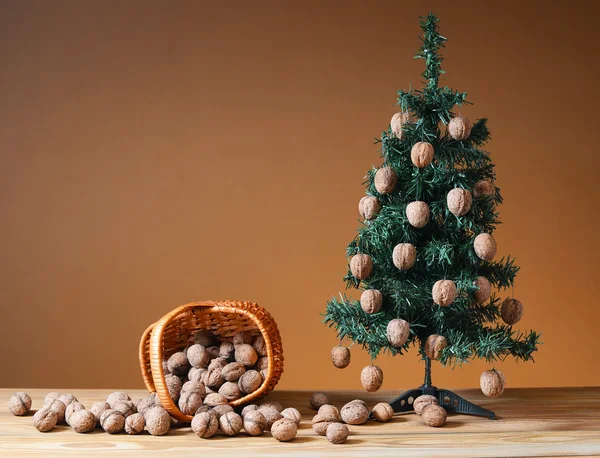 Las nueces en una canasta de mimbre con un pino —  Fotos de Stock