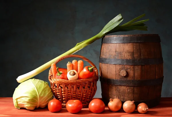 En hälsosam grupp av grönsaker med en barell — Stockfoto