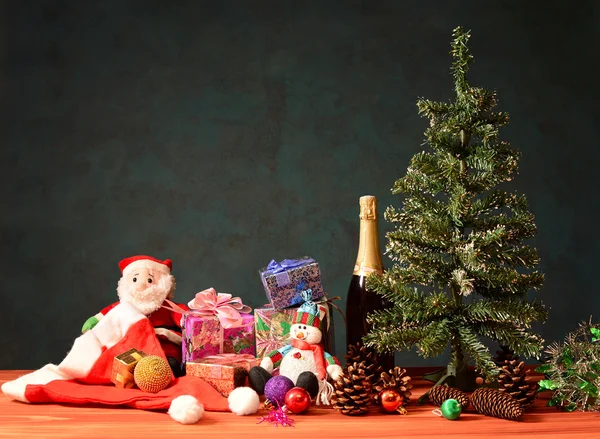 偽物のクリスマス装飾とアルコール — ストック写真