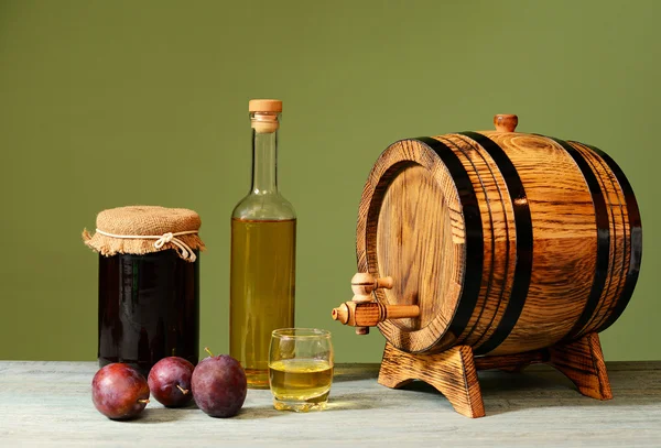 Friesh slivovice brandy a dřevěný Sud — Stock fotografie