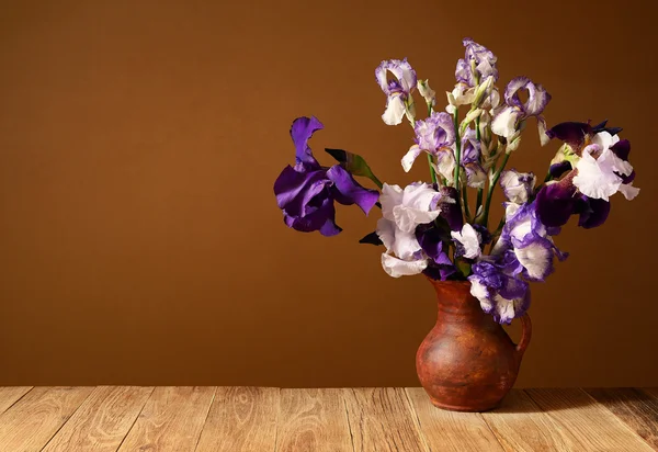 Flores blancas y azules en un jarrón —  Fotos de Stock