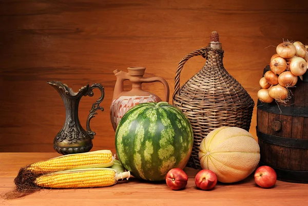 Färska grönsaker på en kvalité bord — Stockfoto