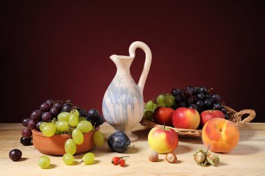Çeşitli meyve ve seramik bir sürahi