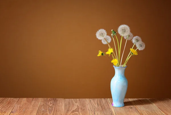 Pampeliška v keramické vázy — Stock fotografie