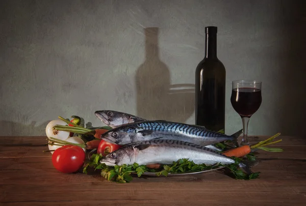 Pescado Caballa Verduras Vino Sobre Mesa —  Fotos de Stock