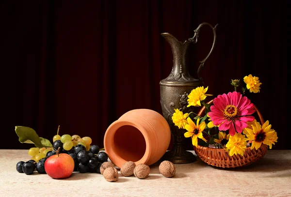 Frutas com prato cerâmico e vaso — Fotografia de Stock