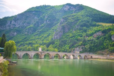 Bir nehir üzerinde Ortaçağ Köprüsü