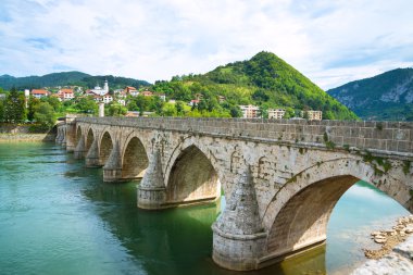 Bir nehir üzerinde Ortaçağ Köprüsü
