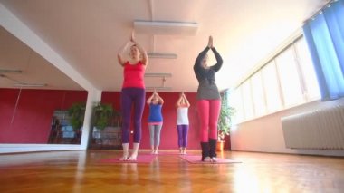 Paspaslar üzerinde yoga yaparken kadınlar