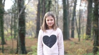 Yaprakları atan kız