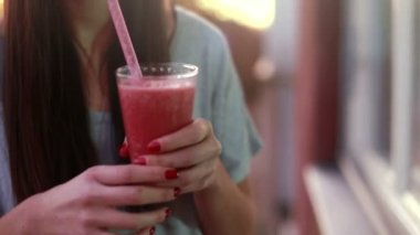 Kadın içme meyve yüzlü