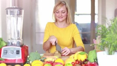 Kadın kesme kivi smoothie için