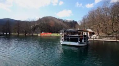 Göl geçmeye tekne yatılı yolcu