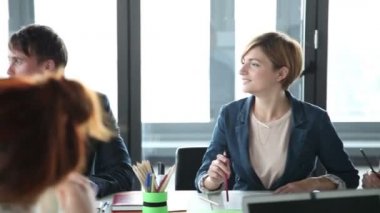 iş insanları dinleme sunumu