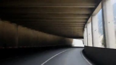 Otoyolda araba sürüyor.