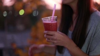 Kadın içme meyve yüzlü