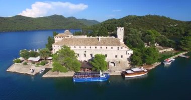 St. Mary Adası'nda limanda demirledi tekne