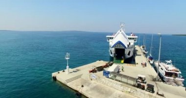 Feribot Olib Harbor'da demirledi