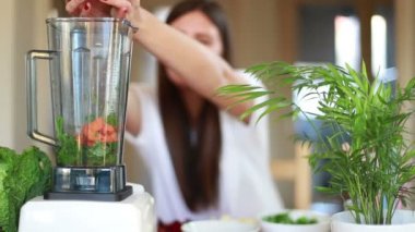Blender içine havuç koyarak kadın