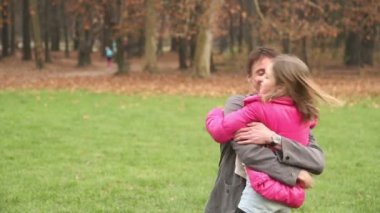 Babanın kollarına koşan kız