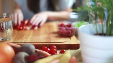 kadın meyve karıştırma için hazırlanıyor