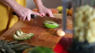 Kadın el avokado kesme