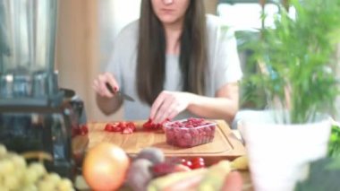 Genç kadın kesme çilek