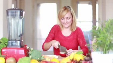 kadın doğrama elma