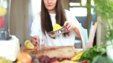 Limon suyu cam içine dökme kadın
