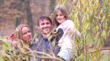 parkta sallayarak aile