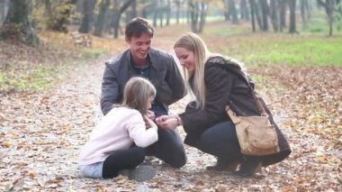 Oyun oynarken kızı ile anne