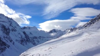 Ski lift görünümü Alpleri'nde yamacında