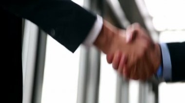 İş adamları ofiste el sıkışıyor