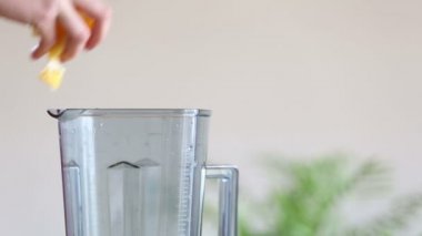 El blender portakal parçaları koyarak