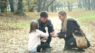 Oyun oynarken kızı ile anne