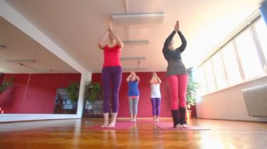 Paspaslar üzerinde yoga yaparken kadınlar