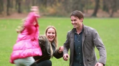 Anne ile kızı parkta oynarken