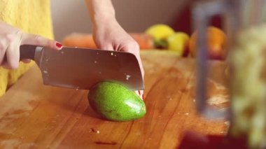 Kadın el avokado kesme