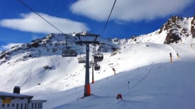 Ski lift görünümü kayakçı