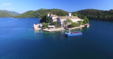 St. Mary adadan bırakarak katamaran