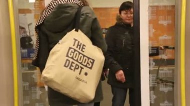 kadın denilen U-Bahn girme