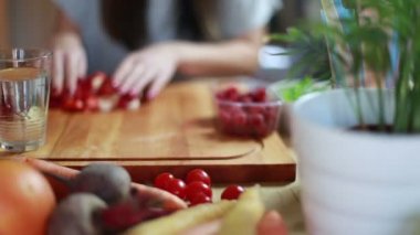 kadın meyve karıştırma için hazırlanıyor