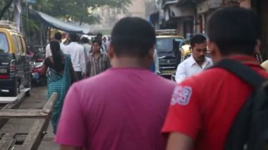 Mumbai sokakta yürürken insanlar