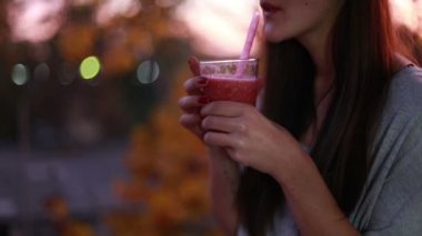 Kadın içme meyve yüzlü