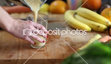 meyve yüzlü cam içine dökme kadın