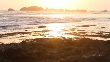 Gün batımında Hikkaduwa okyanus görünümünde