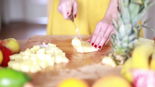 Vrouw handen snijden van ananas — Stockvideo