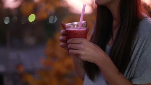 Mujer bebiendo batido de frutas — Vídeos de Stock