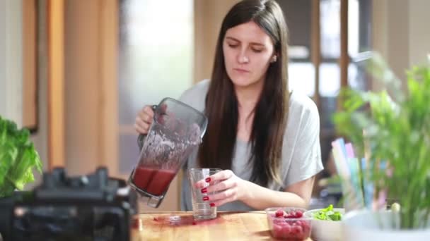 Žena nalévá smoothie do skla — Stock video